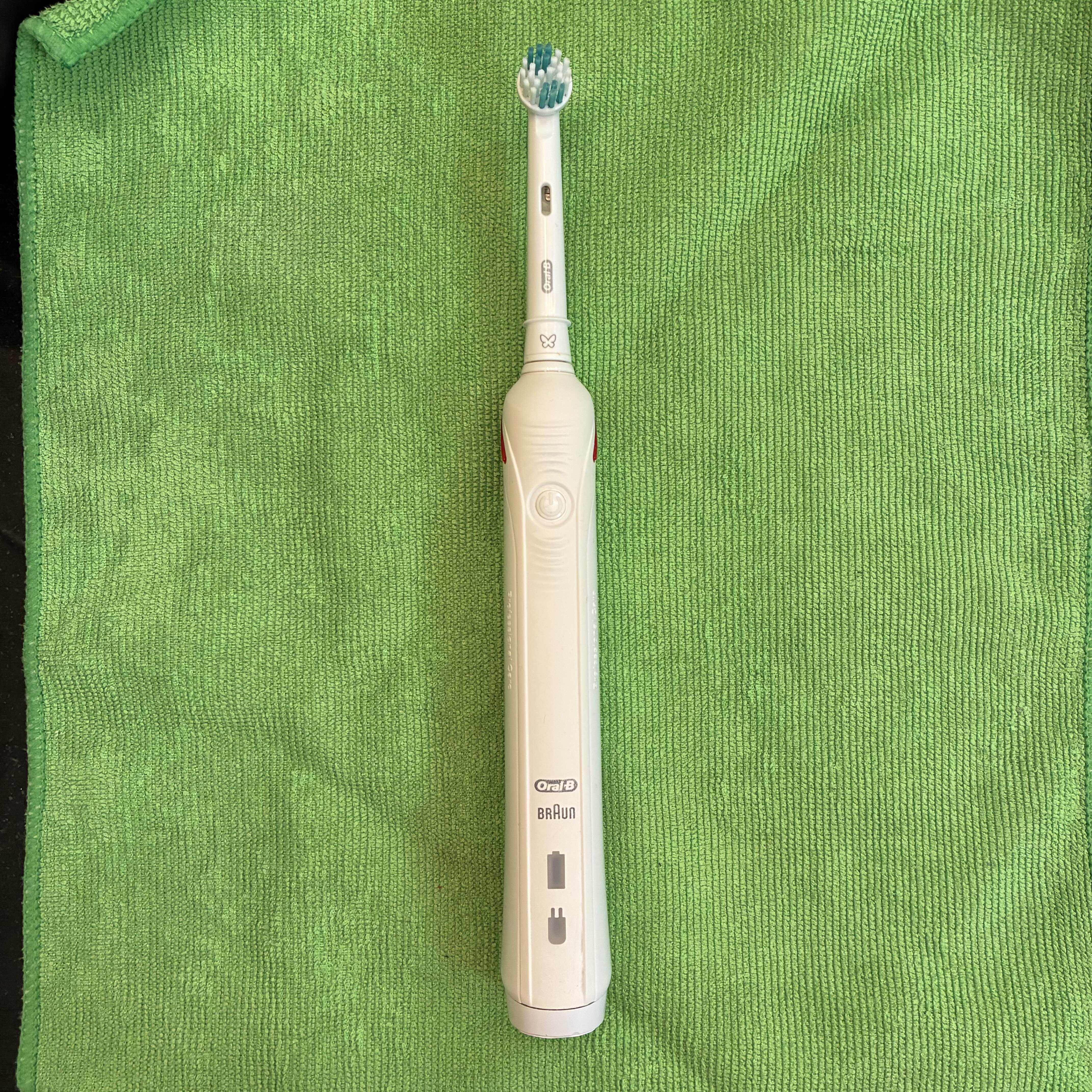 This is the sound of my electric toothbrush vibrating after being turned on. <br><audio controls src='/audio/Electric toothbrush.mp3'></audio>
