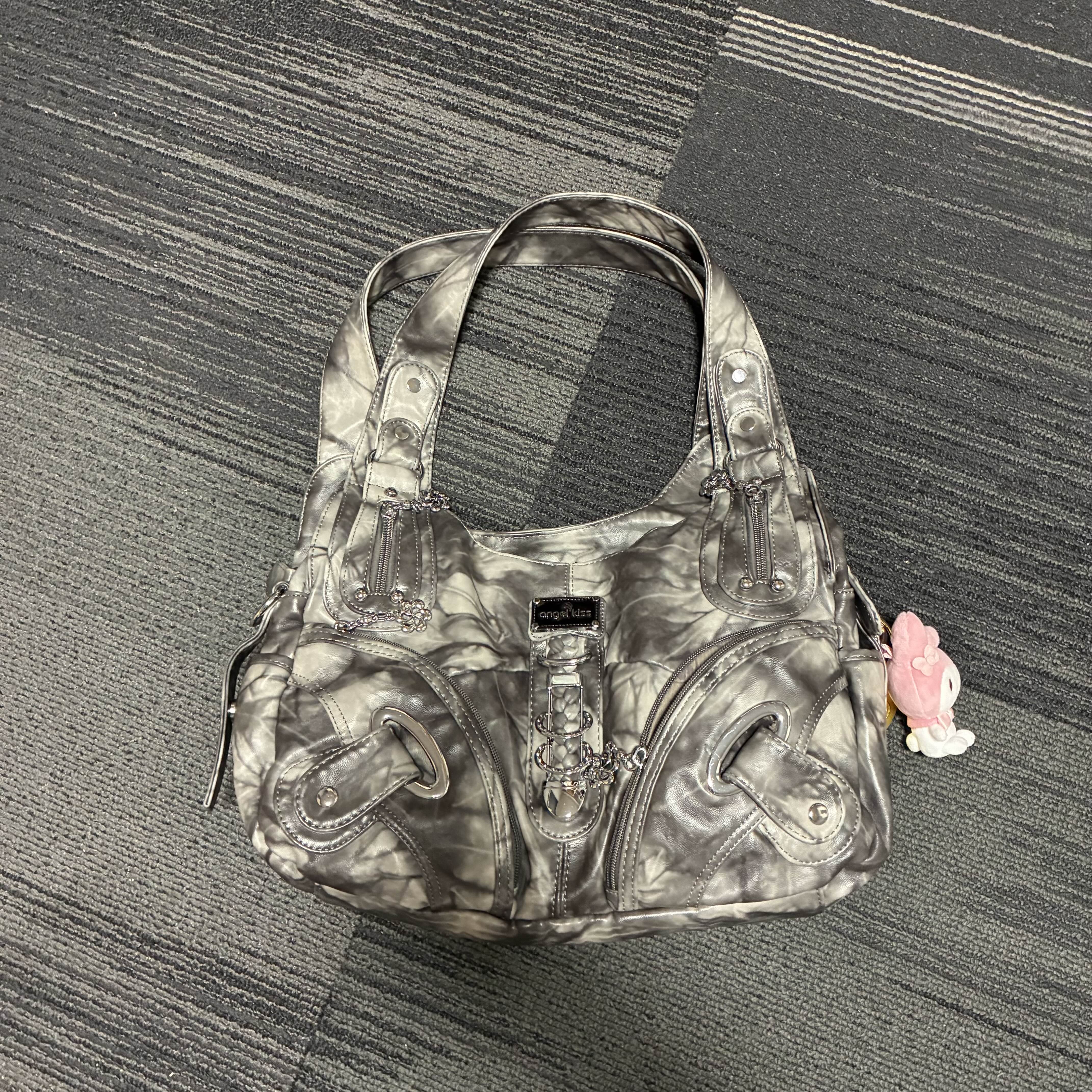 This is the sound of me zipping up my purse and then unzipping it.<br><audio controls src='/audio/Purse-zip.mp3'></audio>