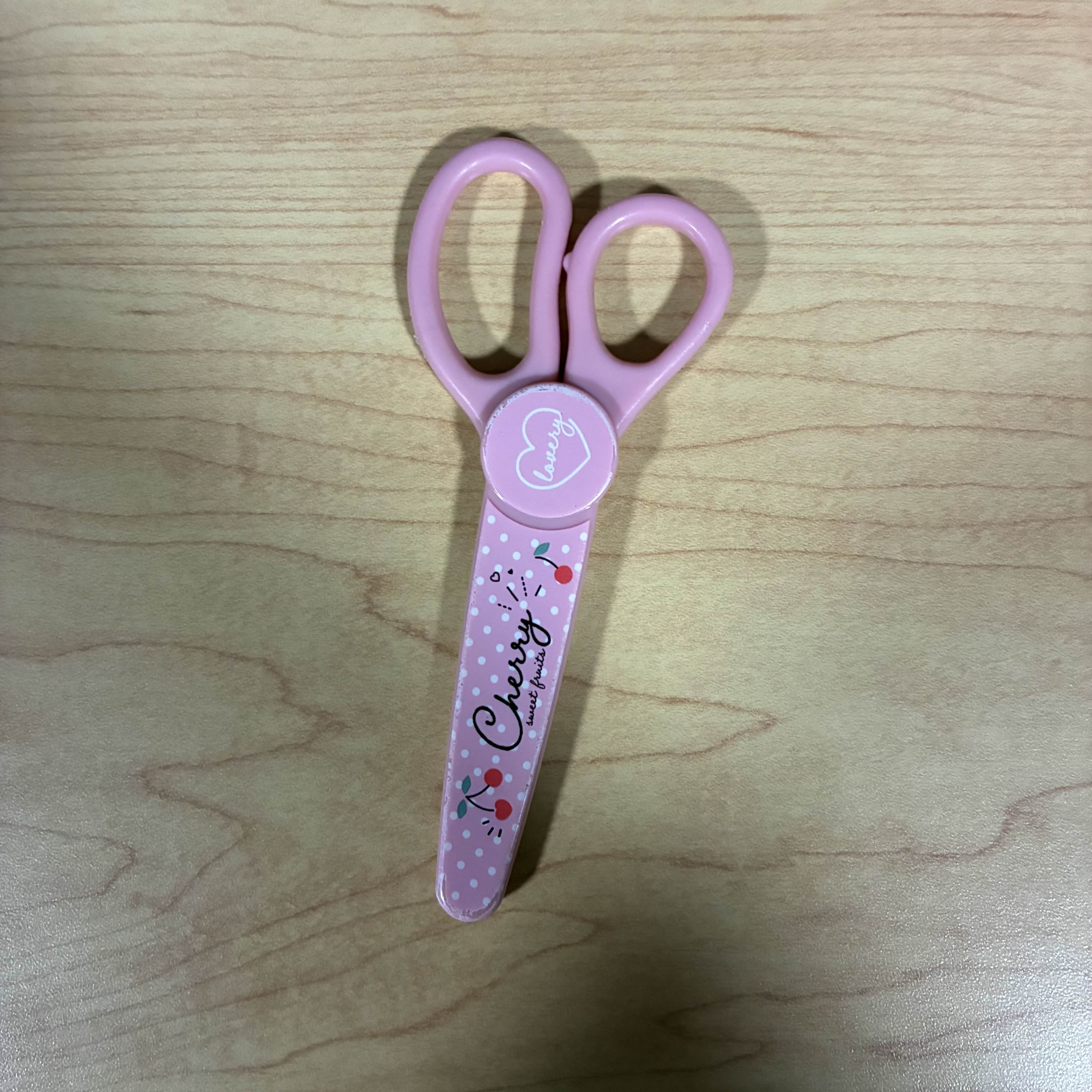 This is the sound of me opening and closing my scissors.<br><audio controls src='/audio/scissors.mp3'></audio>